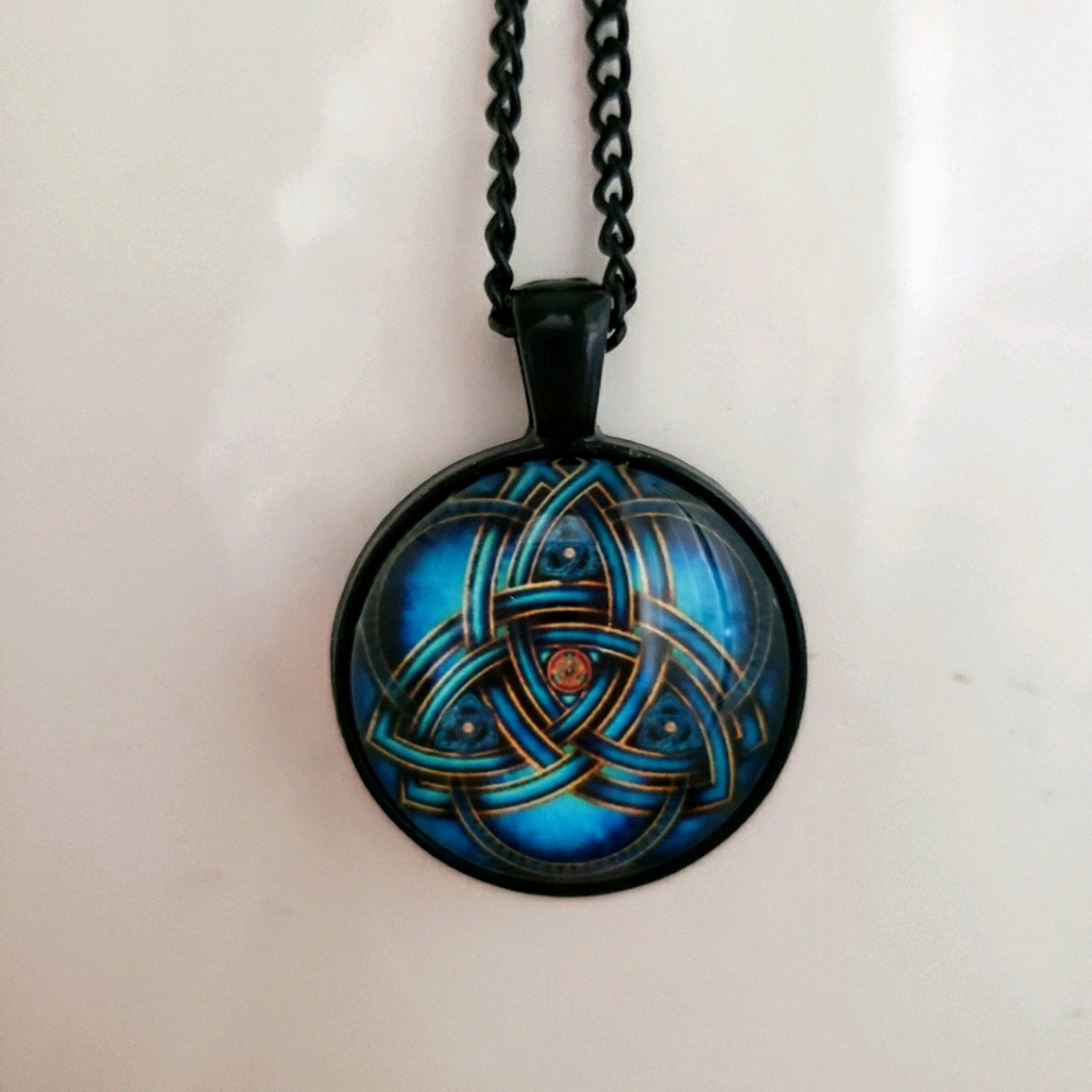 Irish Celtic Trinity Lariat. - Picture 7 of 8